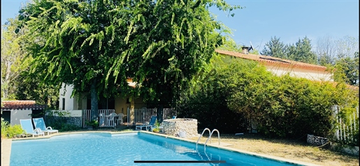 Ensemble immobilier composé de deux villas avec piscine, l'une de 150 m2 habitables et maison d'amis