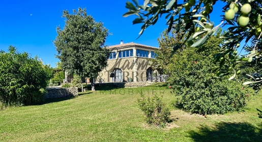 Modernes Bauernhaus in der Nähe von Uzès