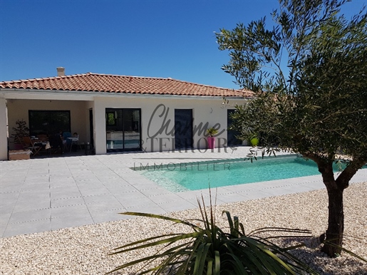 Between Uzès and Barjac Contemporary villa with swimming pool and outbuilding.