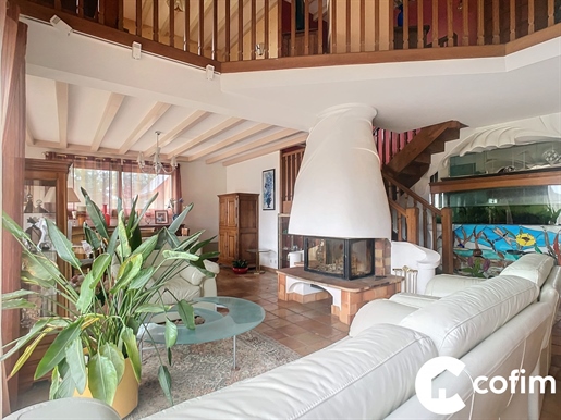 Family home with 4 bedrooms nestled in a privileged area?