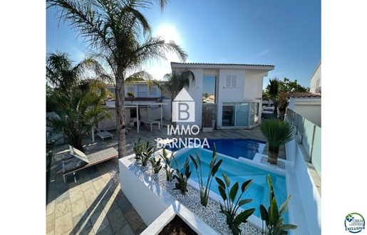 Empuriabrava beautiful modern house with pool and mooring near the beach, living room of 99 m2