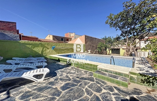 Impressionnante maison de village de 325 m2, avec sa piscine privée, et son terrain de 526 m2, au ce