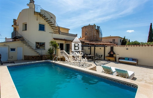 Mediterranean Villa with Rustic Charm and Private Mooring in Empuriabrava