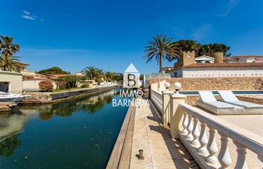 Mediterranean Villa with Rustic Charm and Private Mooring in Empuriabrava