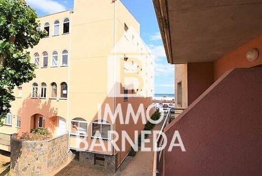 Attractive 2-bedroom flat, tastefully furnished and renovated, with private parking, located close t