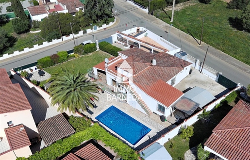 Beautiful Detached House with Pool and Large Garden