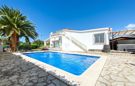 Beautiful Detached House with Pool and Large Garden