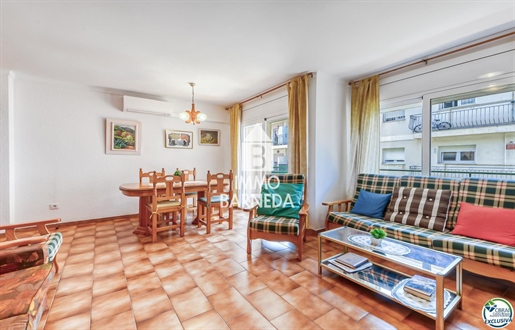 Charming Apartment in the Center of Roses, 5 Minutes from the Beach