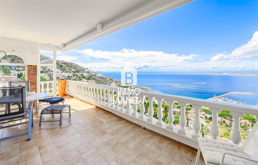 Exclusive apartment with panoramic views of the sea, fishing port, and the bay of Rosas