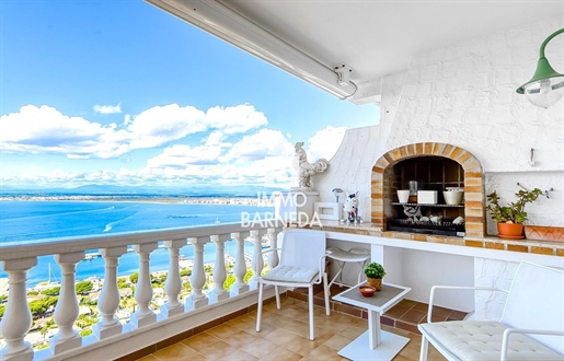 Exclusive apartment with panoramic views of the sea, fishing port, and the bay of Rosas