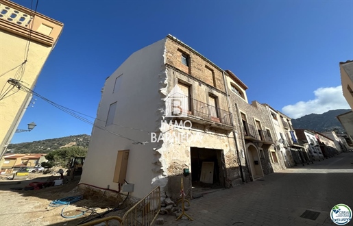 Town house to renovate in the center of Palau Saverdera