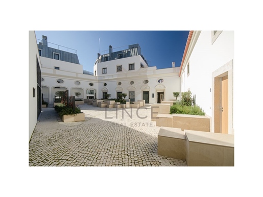 2 Bedroom apartment in recovered Palace of the Xvii century in Chiado