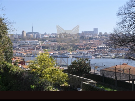 T2 com vista de Rio no Porto