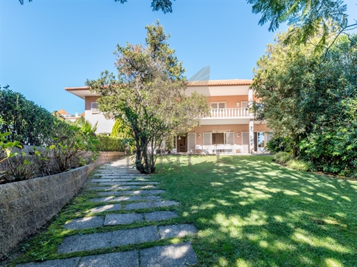 5 Bedroom Villa in Estoril, with large spacious garden and private pool