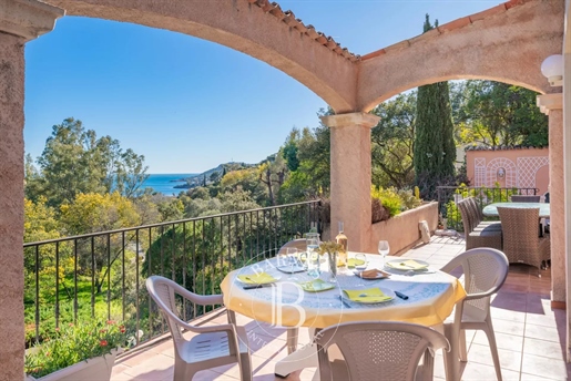 Agay - Villa Familiale A Pied De La Plage - Vue Mer