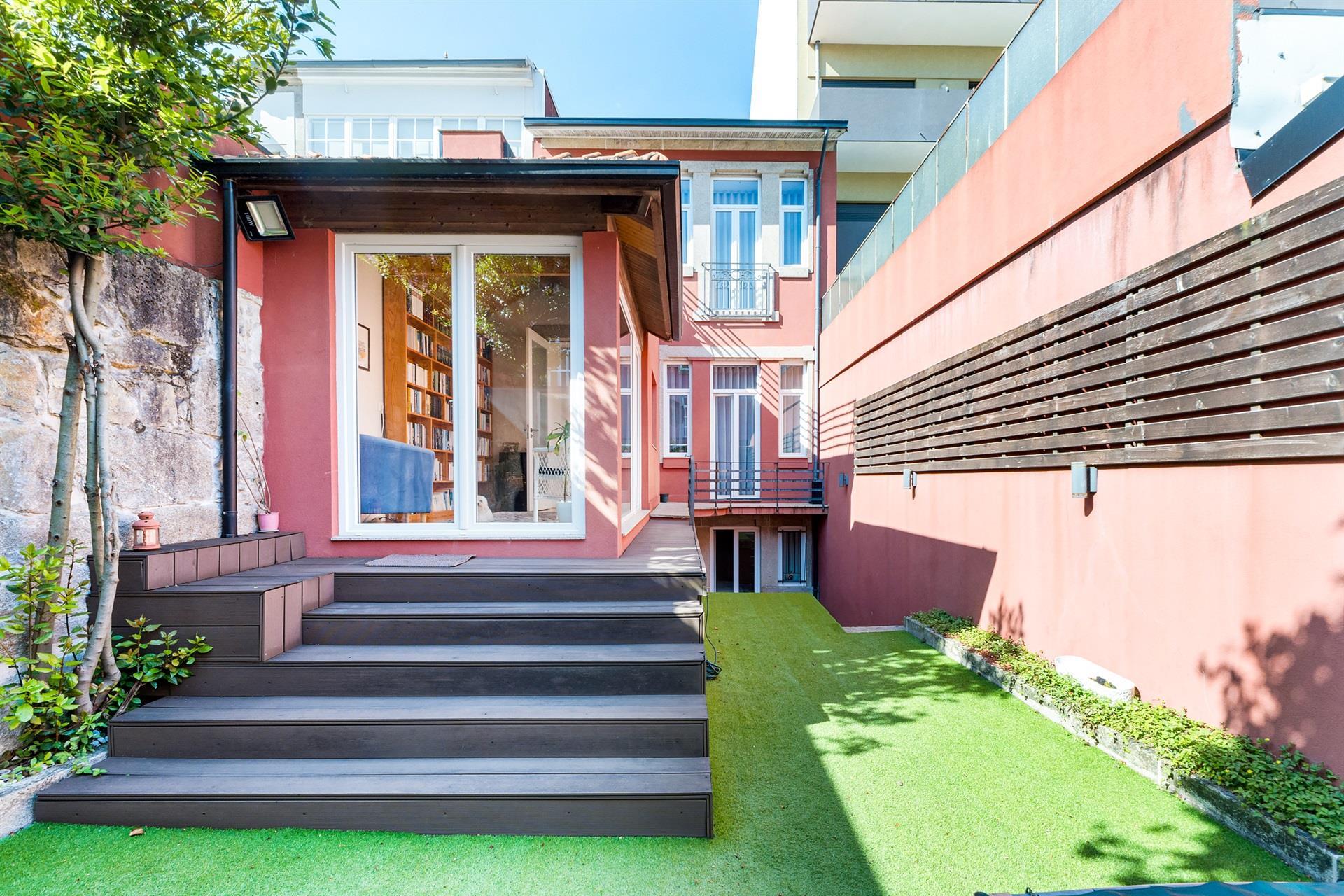 4-Bedroom Townhouse with Garage, Porto