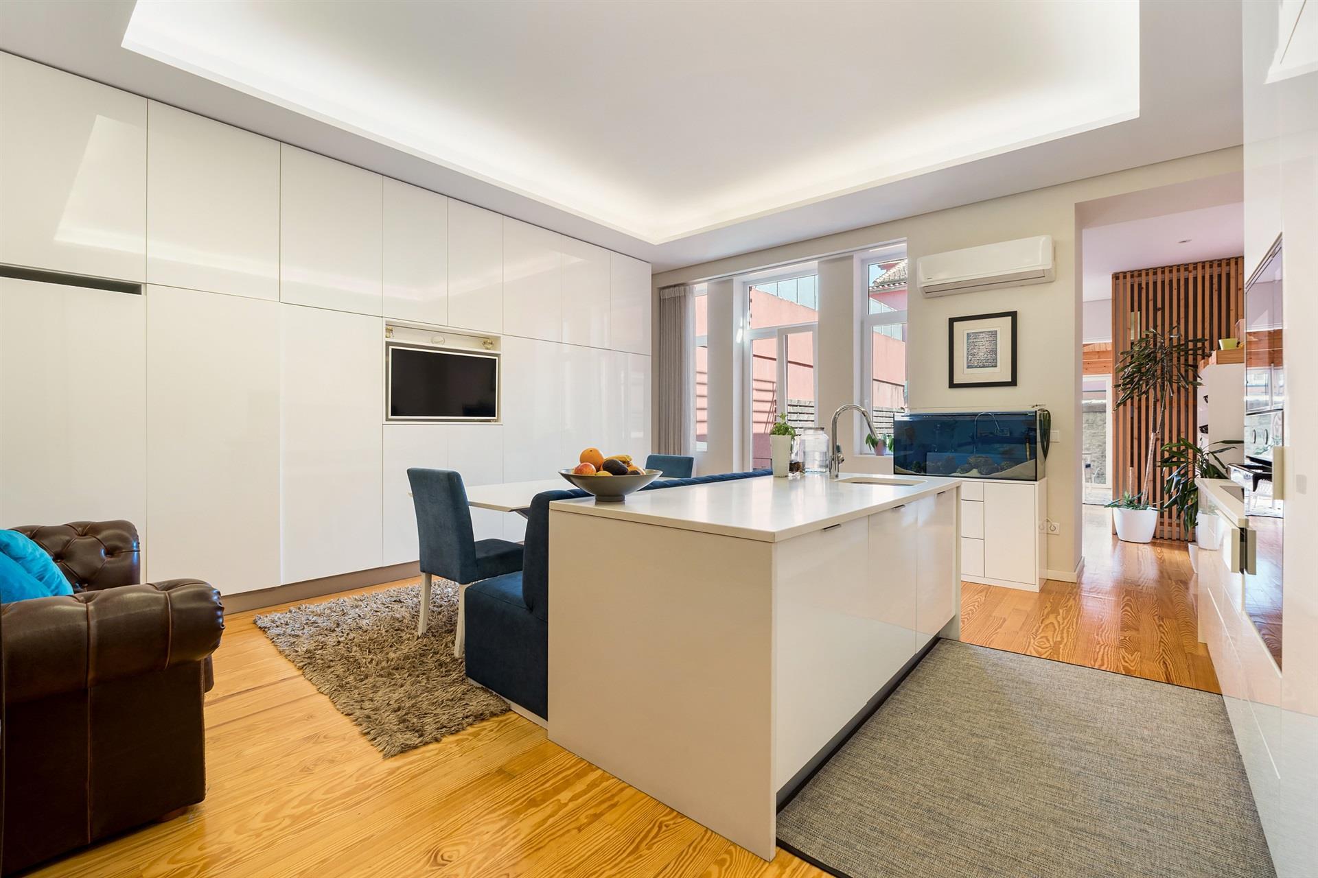 4-Bedroom Townhouse with Garage, Porto