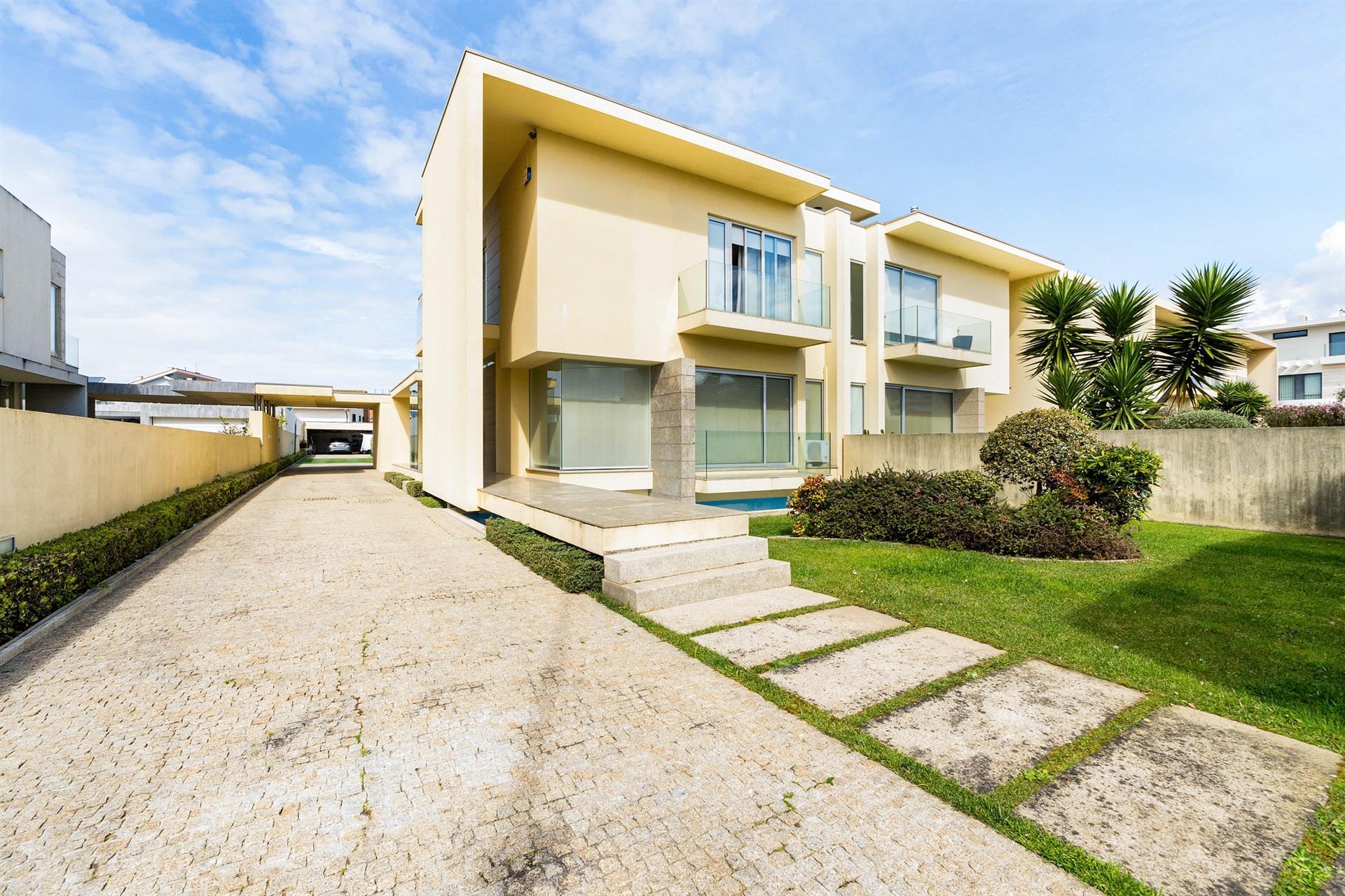 Casa Adosada de Lujo T3 en Miramar con Piscina
