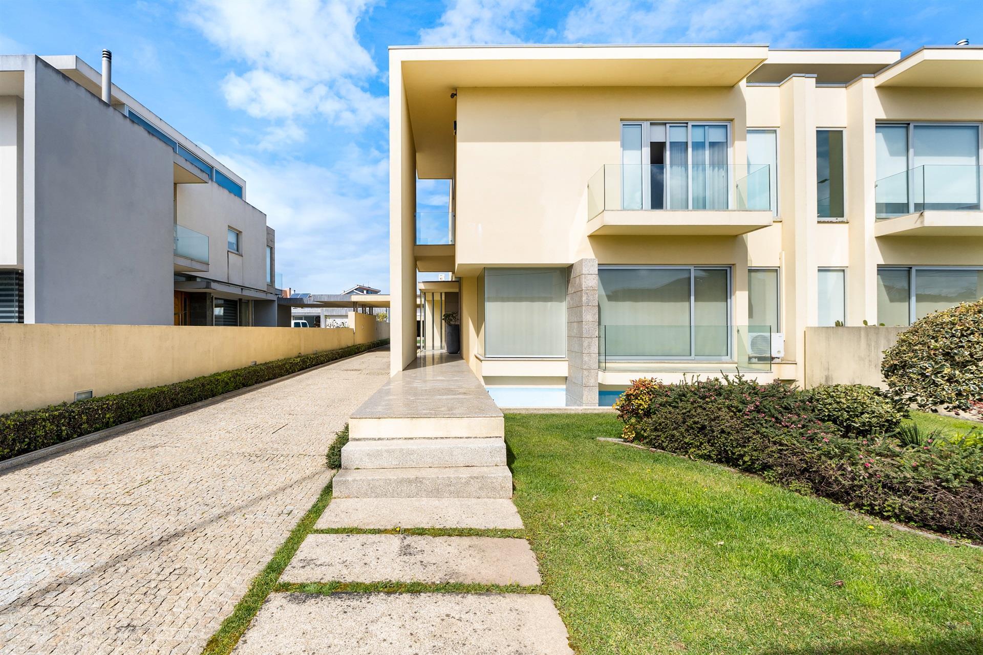 Casa Adosada de Lujo T3 en Miramar con Piscina