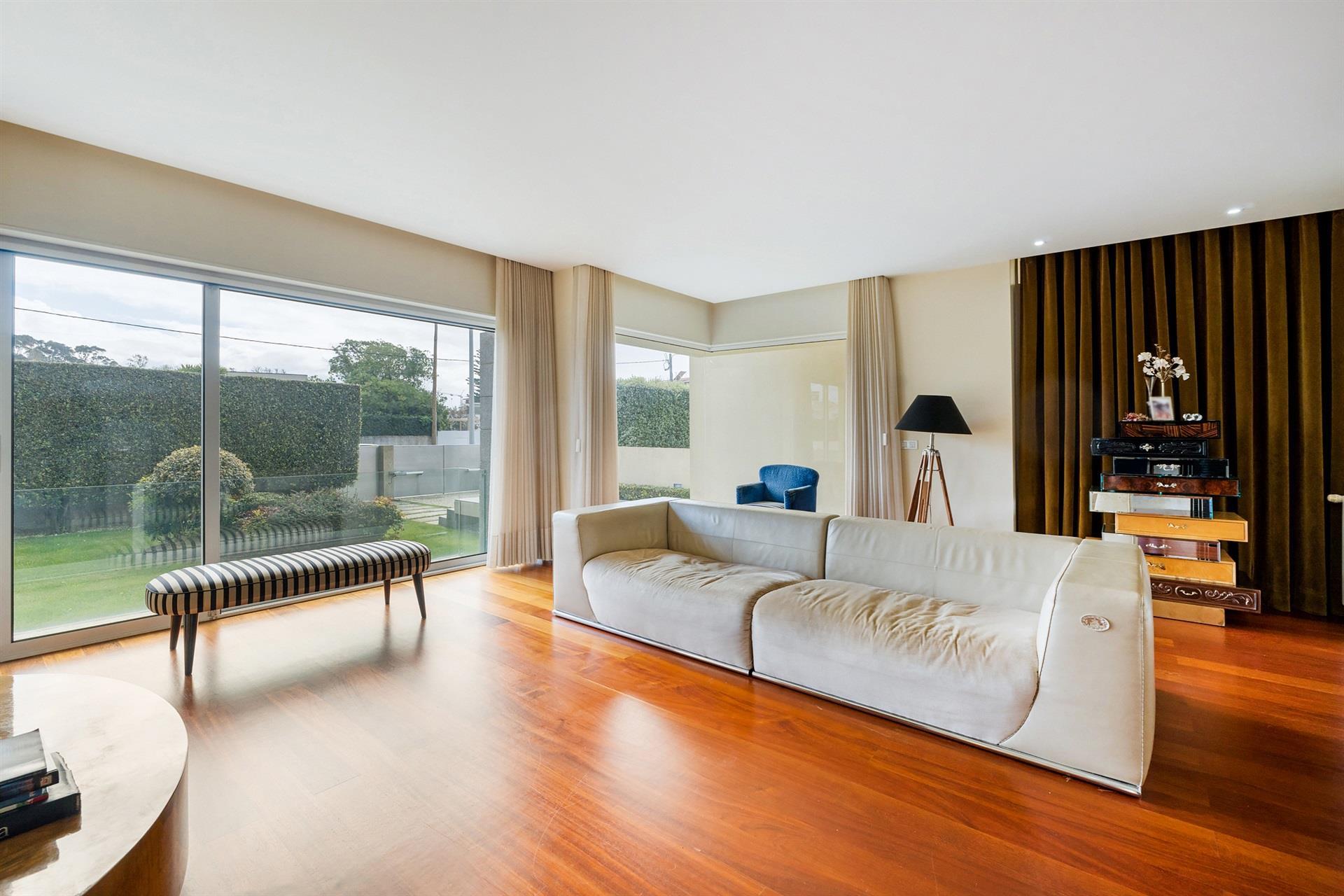 Casa Adosada de Lujo T3 en Miramar con Piscina