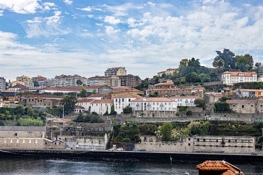 Prédio 11 apartamentos com vista Rio, Porto