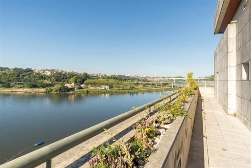 2-Bedroom apartment, Freixo with river view
