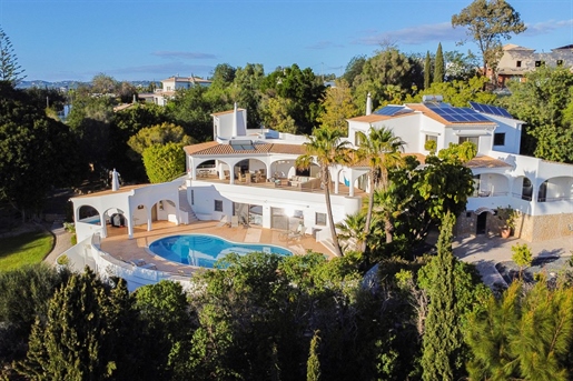 Villa avec piscine et vue panoramique sur la mer