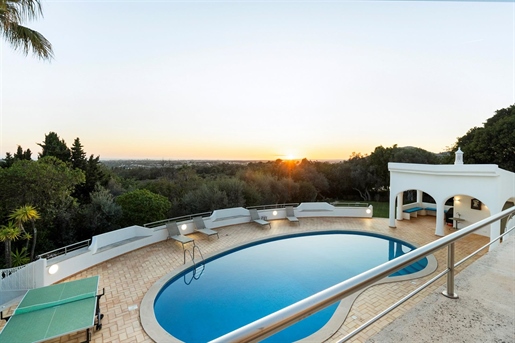 Villa con piscina y vistas panorámicas al mar