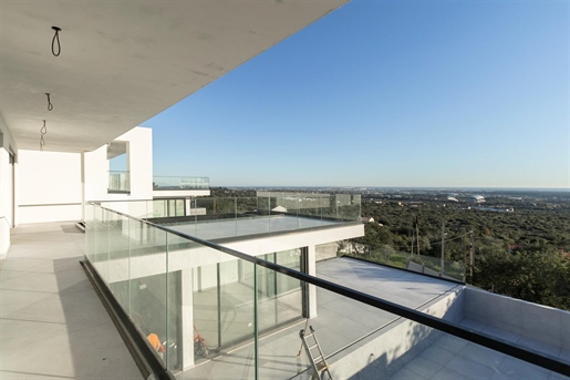 Moderne villa met panoramisch uitzicht op zee