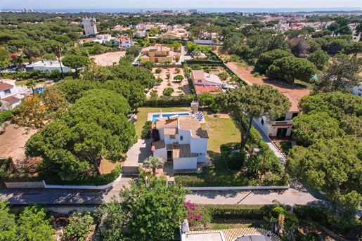 Detached traditional-style villa in Quarteira