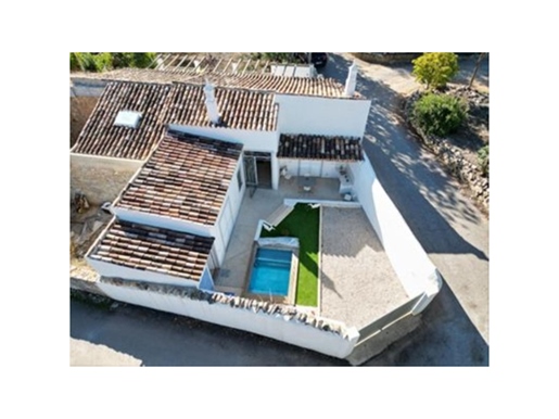 Renovierte Villa mit 3 Schlafzimmern und Terrasse und Whirlpool, Bordeira, Faro