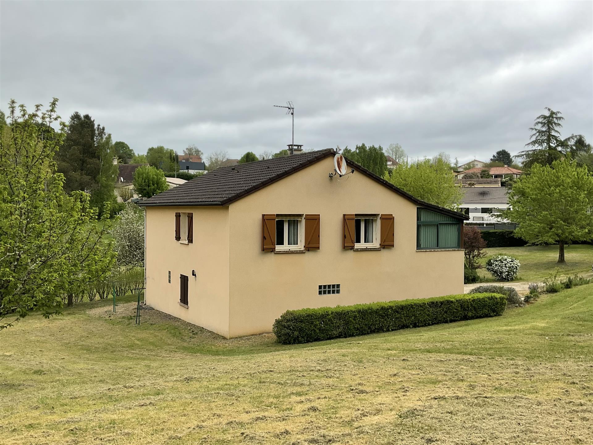 Contemporary and bright house on 2,400m²