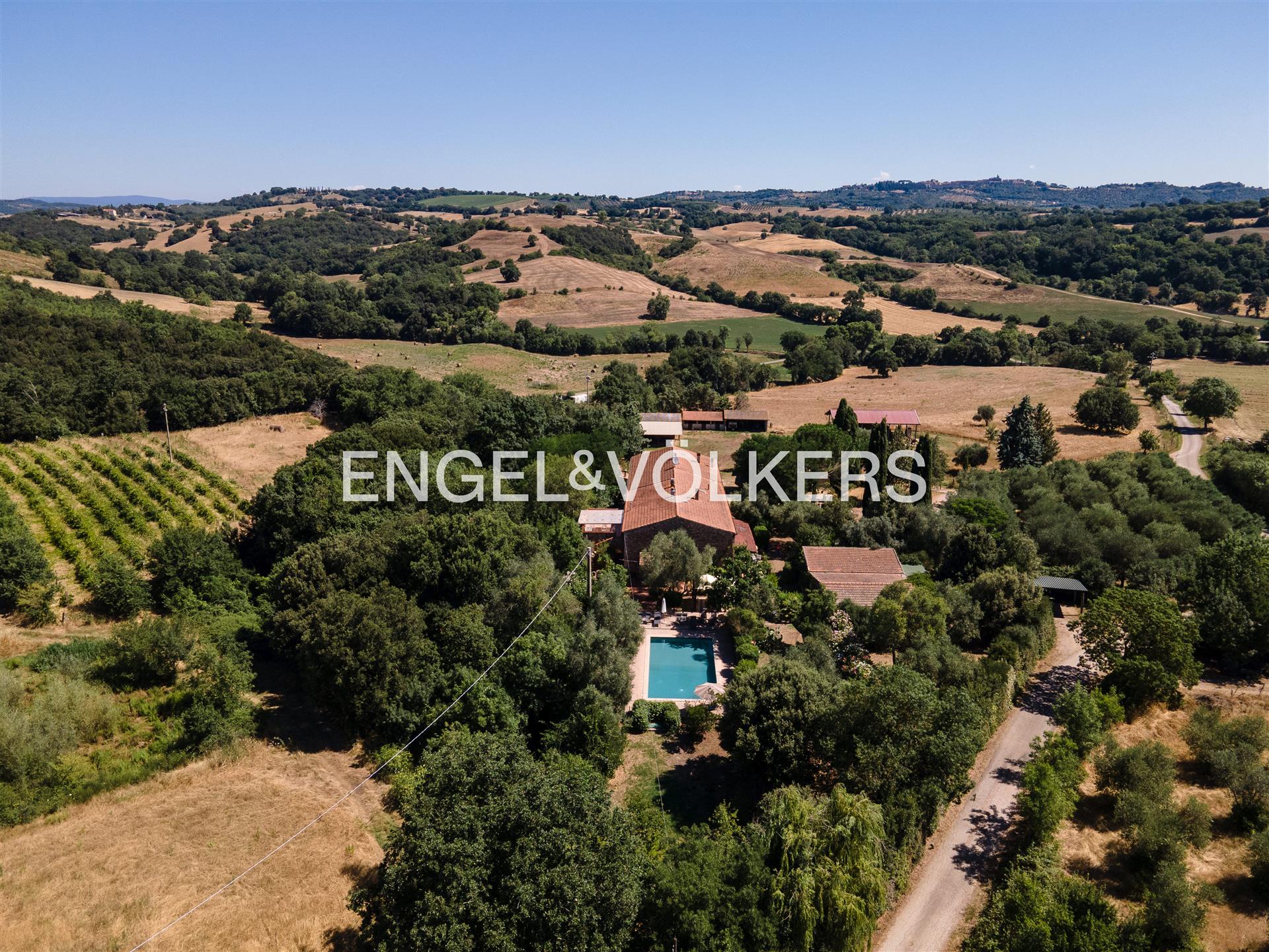 Élégance et tranquillité : Ferme toscane en pierre avec piscine