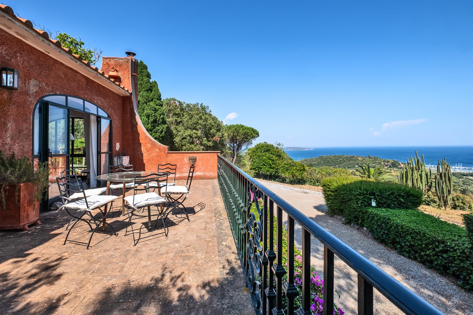 Elegance, history and sea: A villa with a unique charm