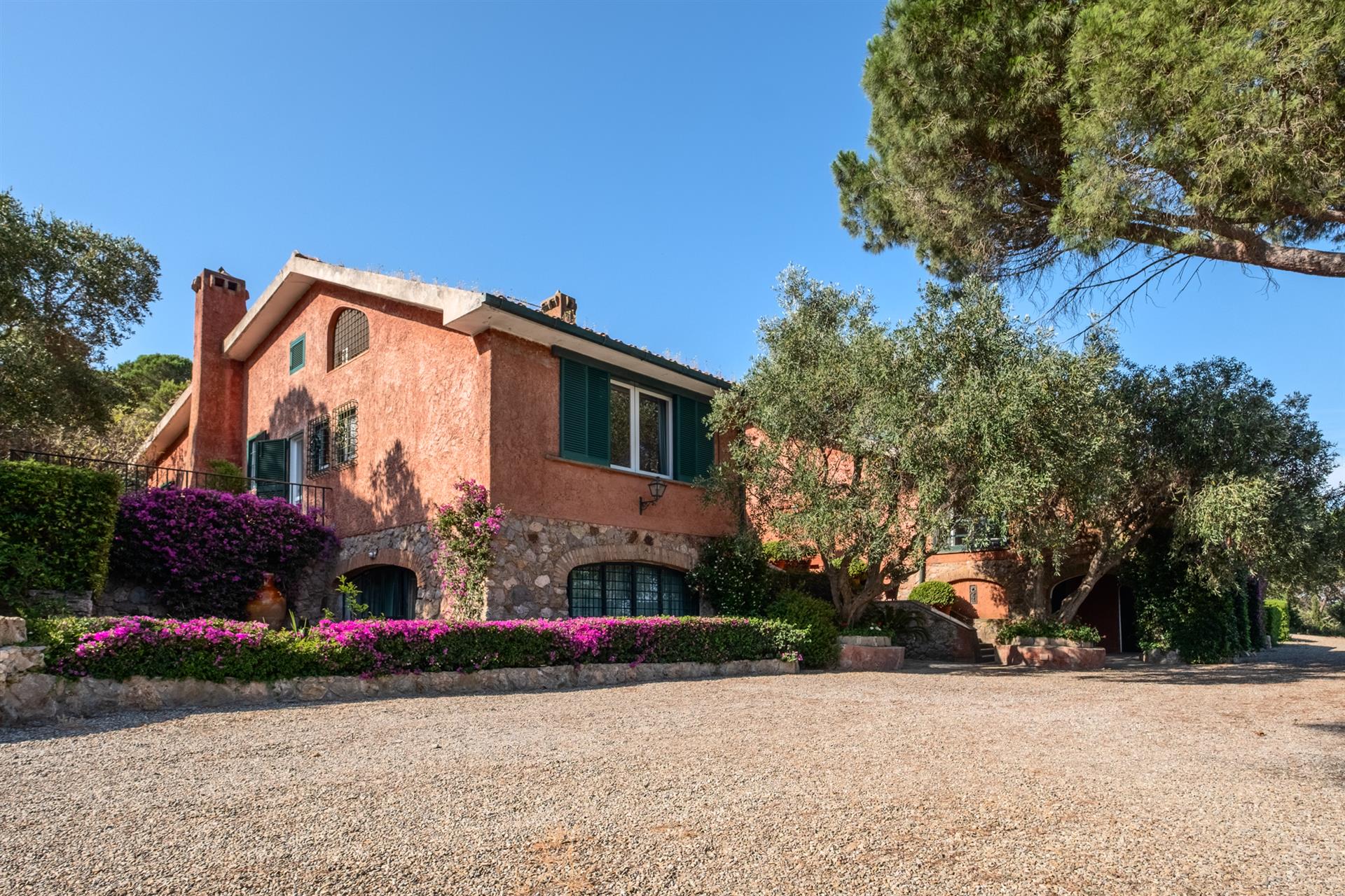 Elegance, history and sea: A villa with a unique charm