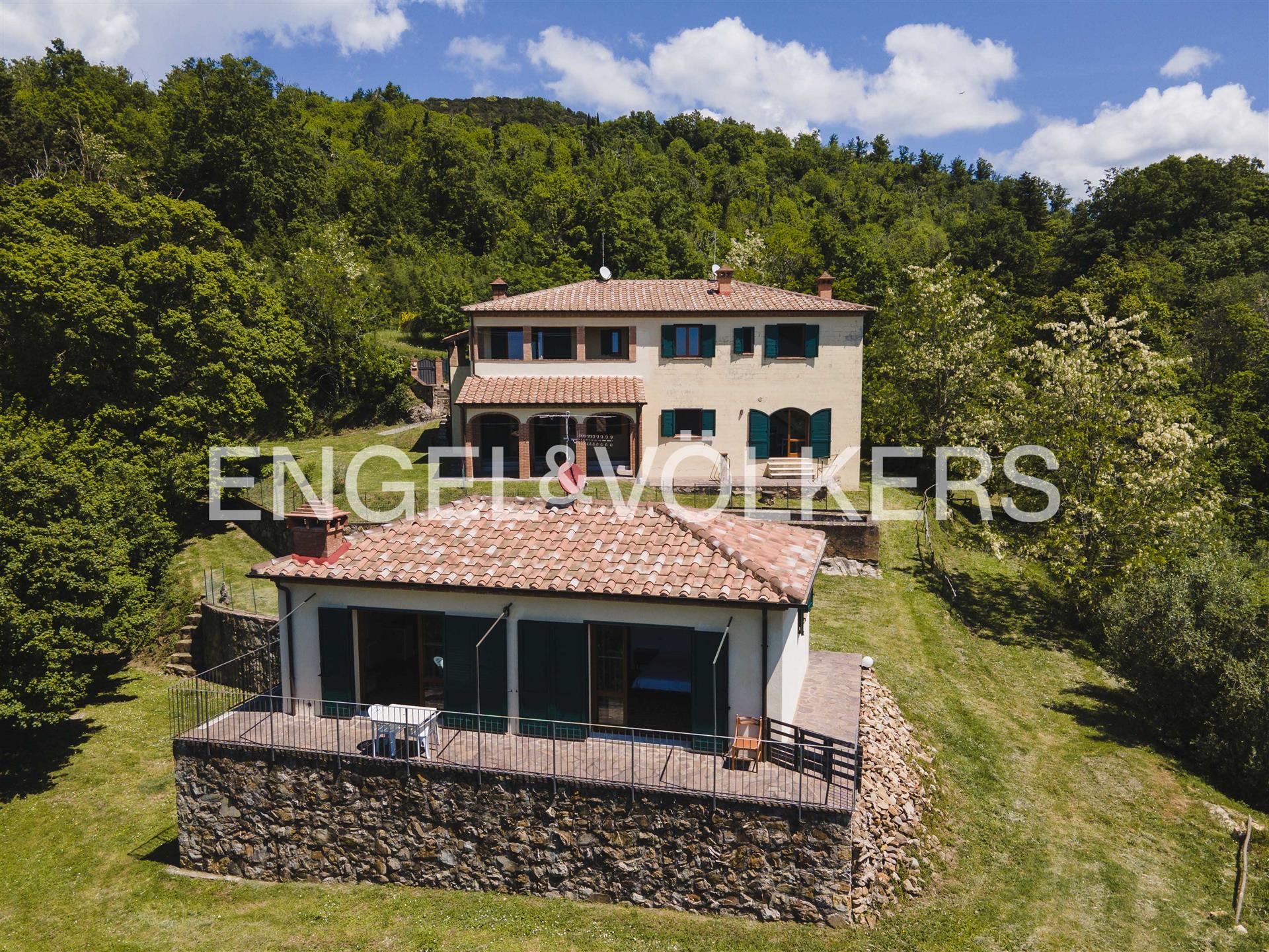 Modernes Bauernhaus mit Blick auf den toskanischen Archipel