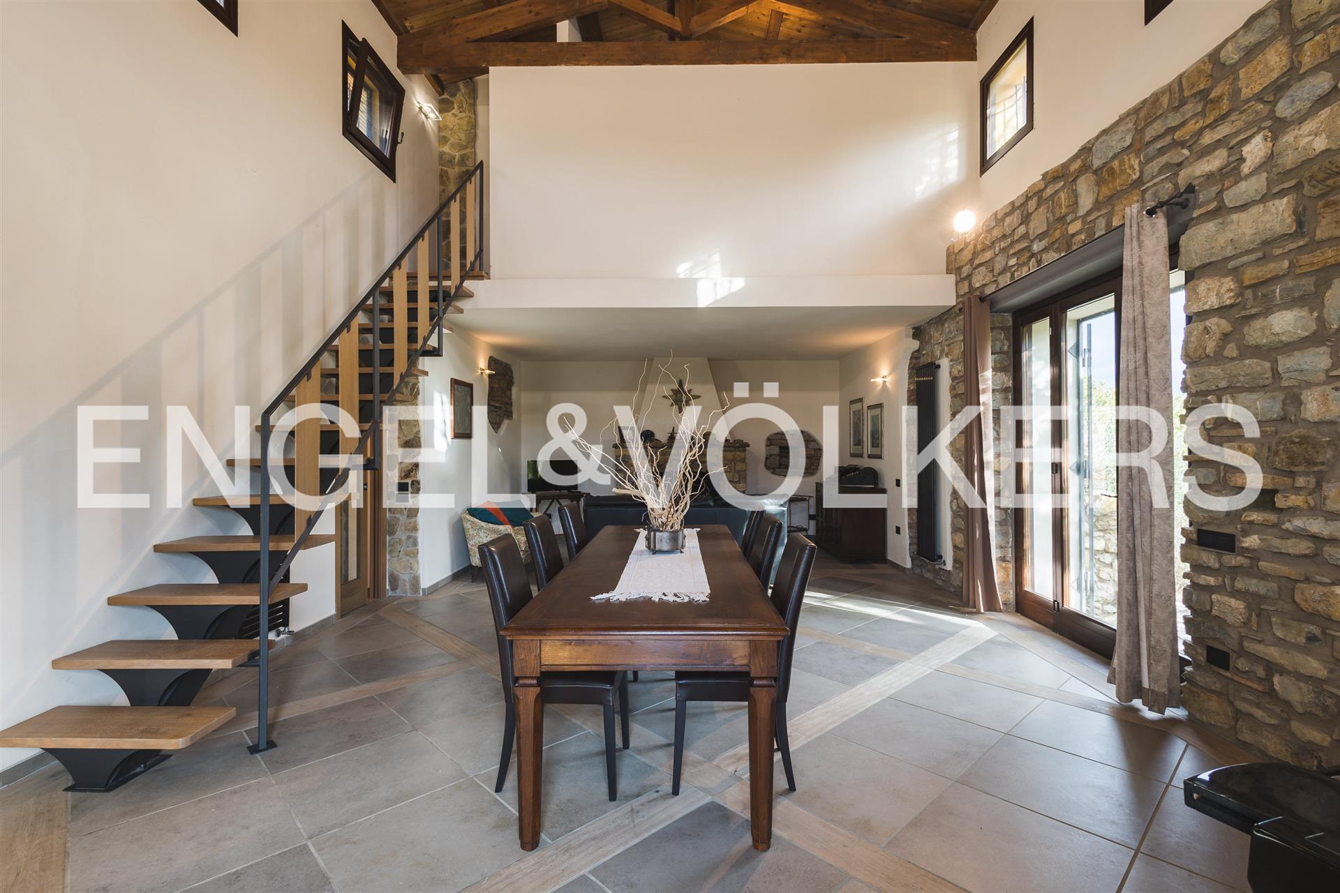 Elegantes Bauernhaus in den Hügeln mit Meerblick