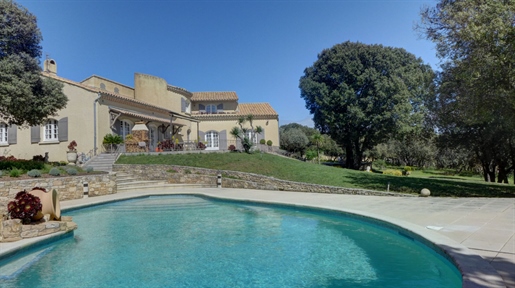 Dans la campagne de Bourg Saint Andeol, villa de 250 m² avec terrain, piscine et garage