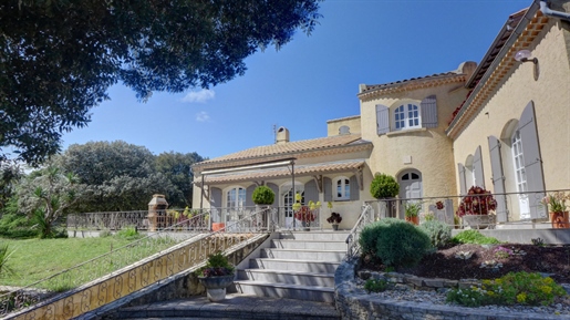 In the countryside of Bourg Saint Andeol, villa of 250 m² with land, swimming pool and garage