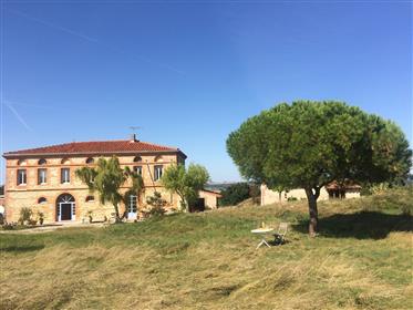Upea ja rauhalliinen maatila ja -talo Toulousen lähellä