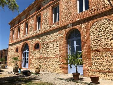 Fantastisk gård i Toulouse-stil med boningshus och lugnt läge