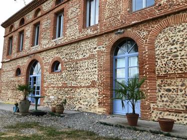 Fantastisk gård i Toulouse-stil med boningshus och lugnt läge