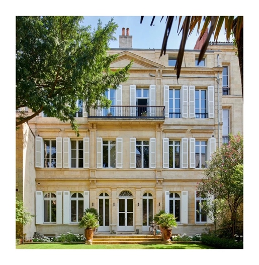 Bordeaux center, Quinconces, in Hôtel Particulier, superb bourgeois apartment of 260 m2, with j