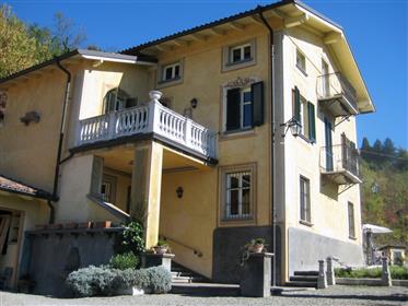 Belle villa d’époque, finement rénovée, juste à l’extérieur d’Acqui Terme, avec belle vue sur le s