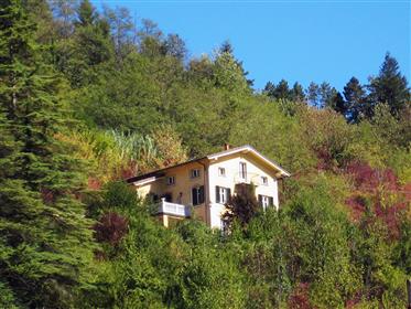 Schöne Villa aus der Zeit, fein renoviert, etwas außerhalb von Acqui Terme, mit herrlichem S-Blick