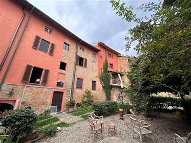 Schönes historisches Haus mit privatem Garten im Stadtzentrum, nur 10 Minuten von Nizza Monferrato 