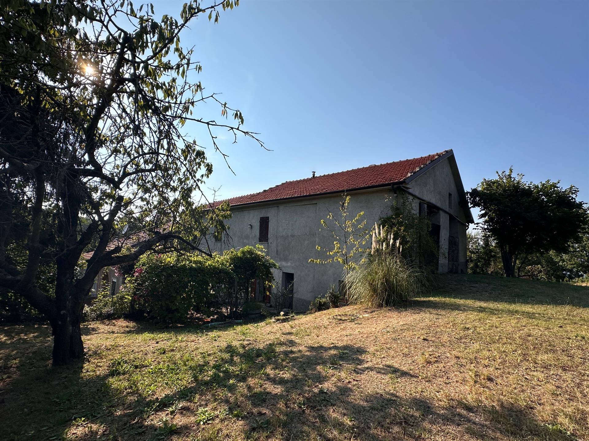 Rustic house free on three sides in a very panoramic position