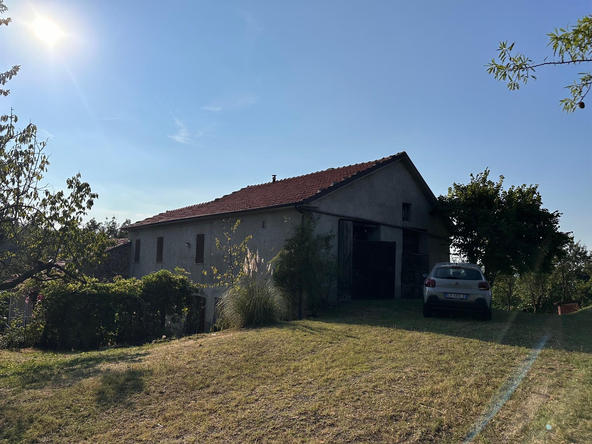 Rustic house free on three sides in a very panoramic position
