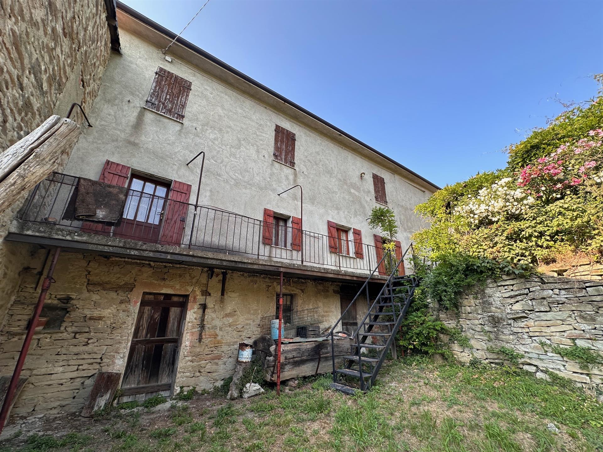 Rustic house free on three sides in a very panoramic position