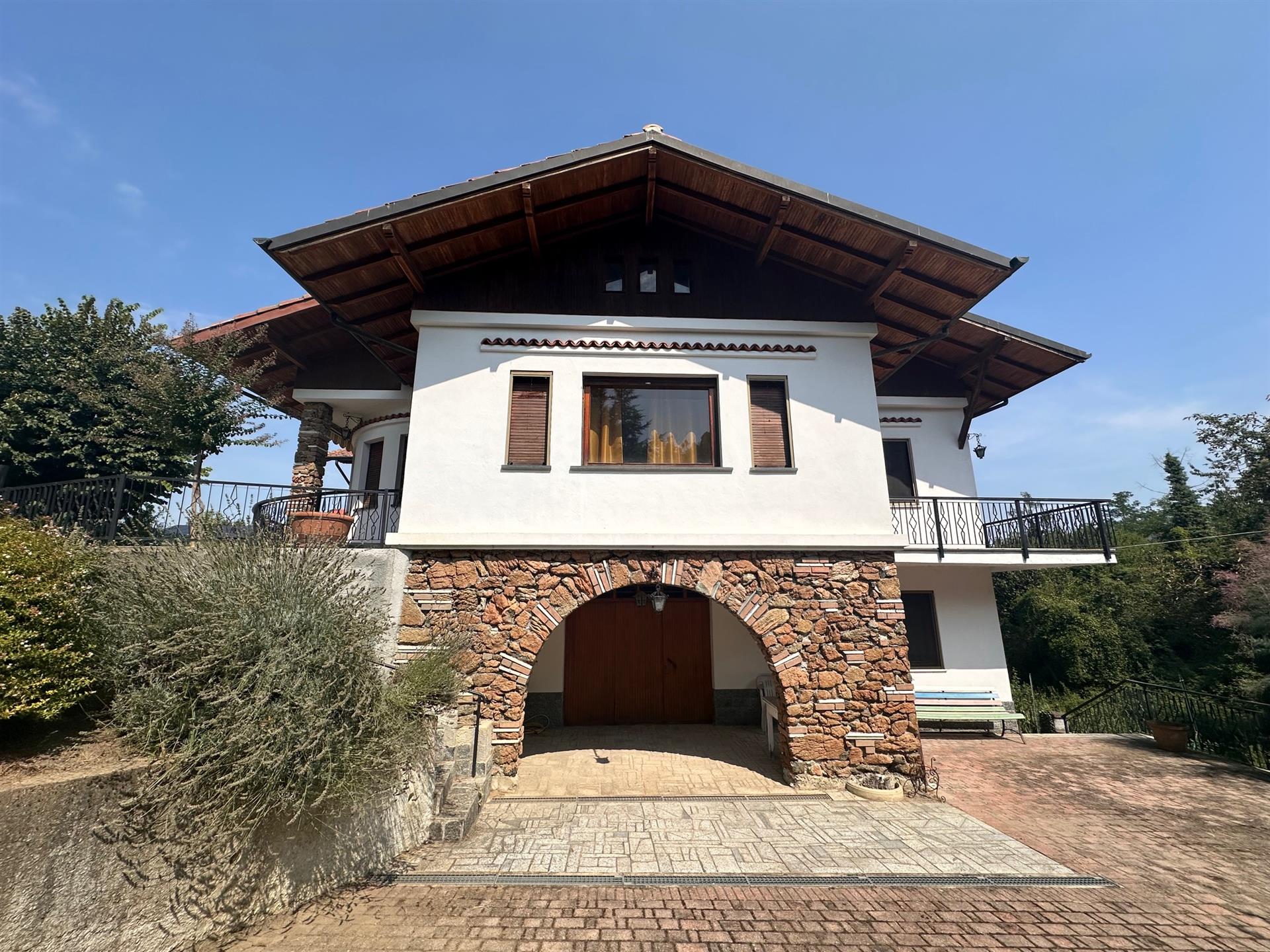 Bella villa degli anni '70, comodissima al paese